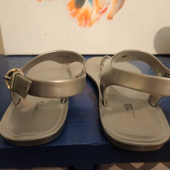 Wmn 6M MICHAEL KORS silver|gray pvc  jelly flat thong ankle strap|buckle sandal - Picture 9 of 9